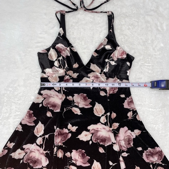 NWOT Ivy & Main Pretty Feminine Flower Velvety Mini Dress Open Back Tie Up Cute​ - Picture 4 of 7